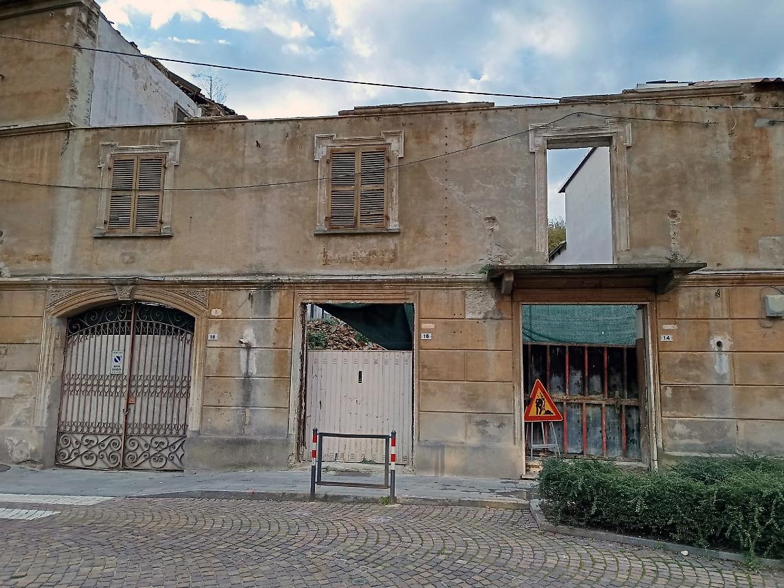 Quattro anni di attesa: ferma la demolizione dell'edificio abbandonato davanti al municipio di Canelli