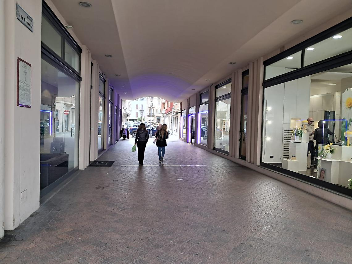 Insulti, schiaffi agli anziani, salti sui tavoli del dehor, immondizia davanti ai negozi: il gruppo di "maranza" si allarga