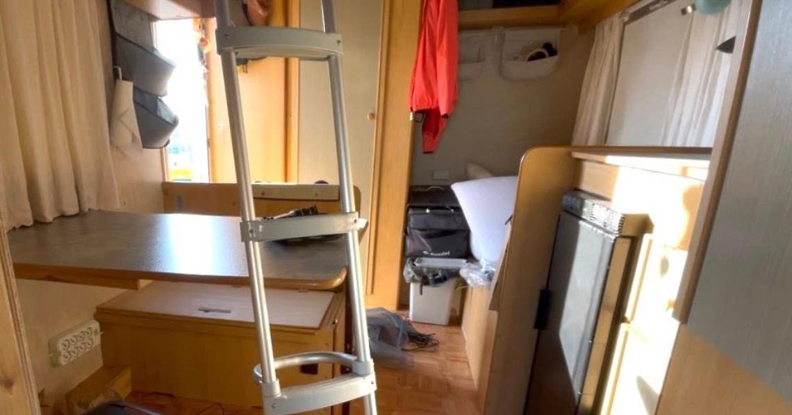L'interno del camper svaligiato