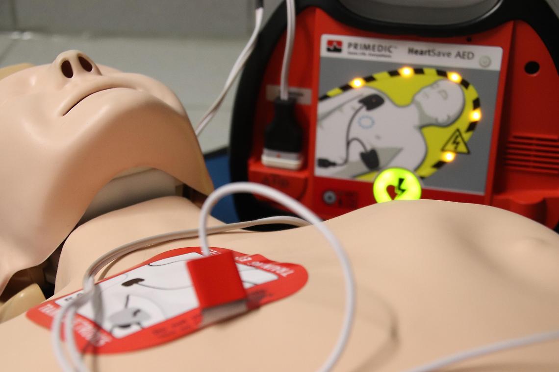 Al Lidl di Asti un 41enne salvato da un arresto cardiaco: rianimazione e defibrillatore gli salvano la vita