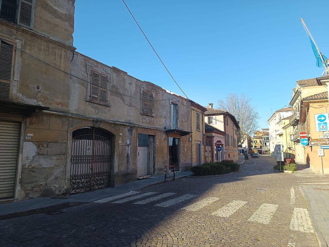 Cavi Fibercop bloccano l'abbattimento dell'immobile di via Roma a Canelli 