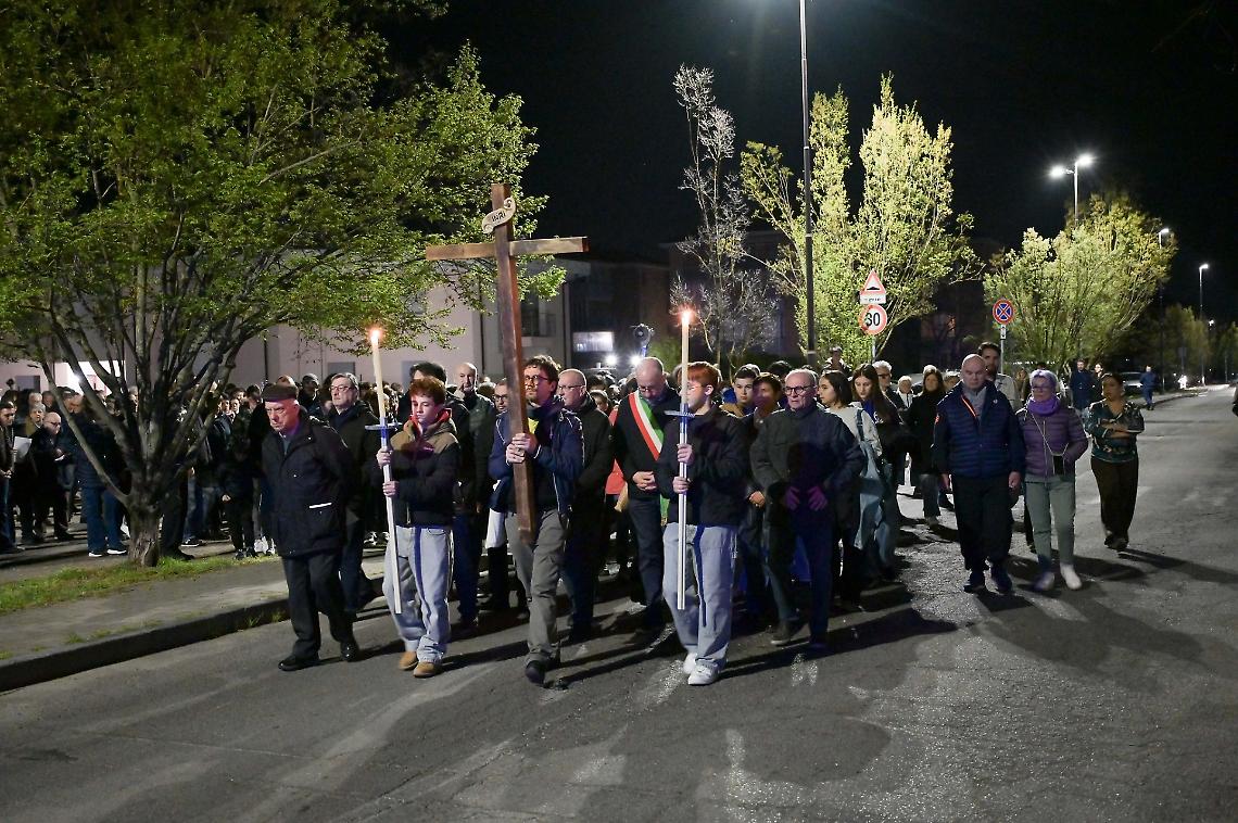 Ad Asti la Via Crucis attraversa la citt&agrave; nel silenzio del Venerd&igrave; Santo