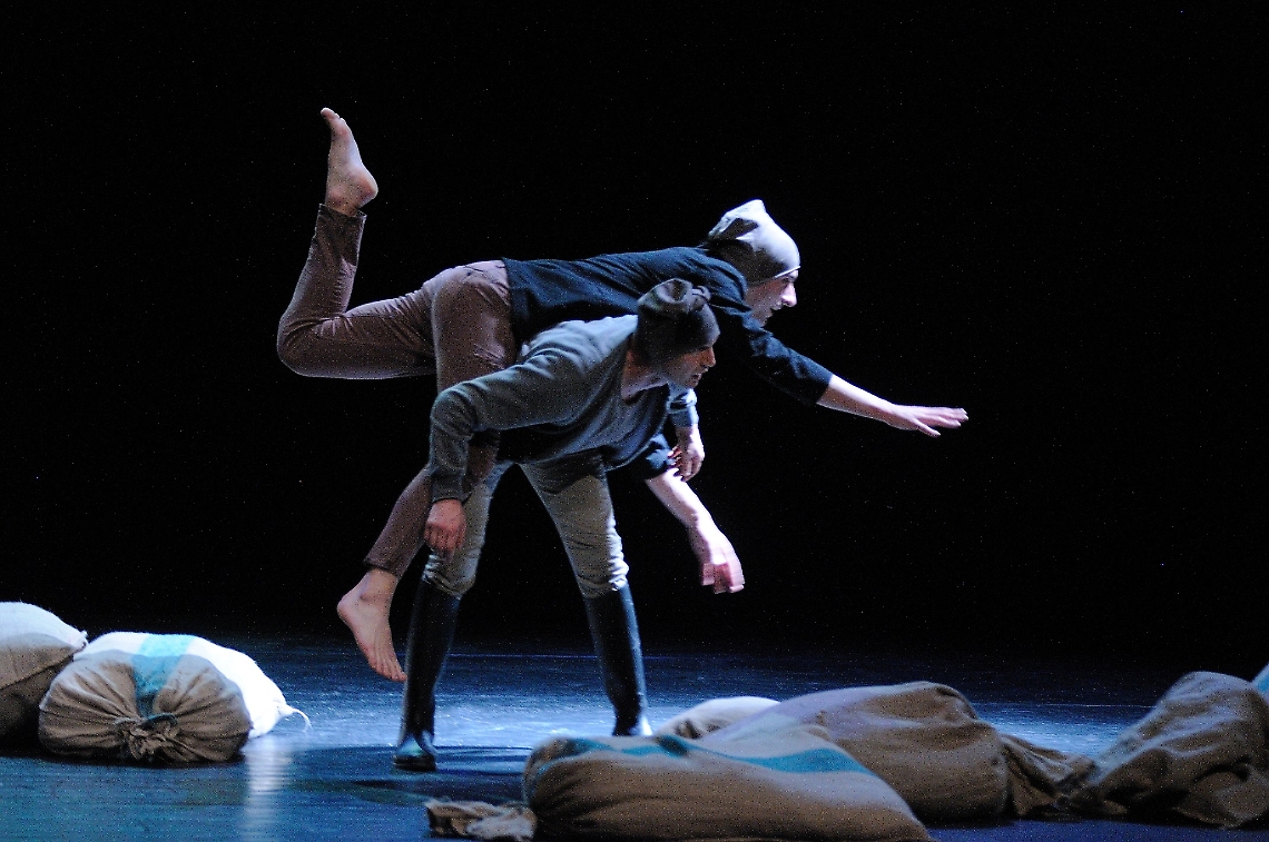 Il Gatto con gli stivali sul palco del Teatro Balbo di Canelli