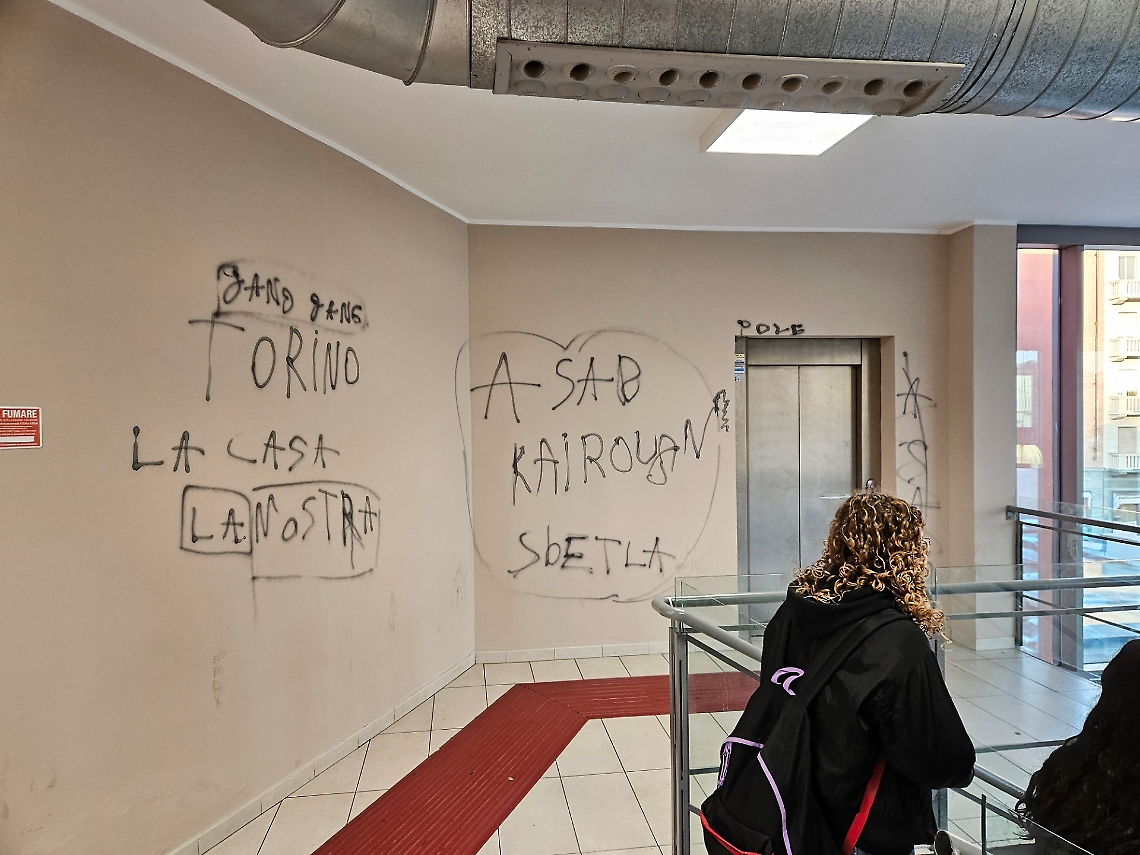 Le scritte ricomparse sui muri del Movicentro