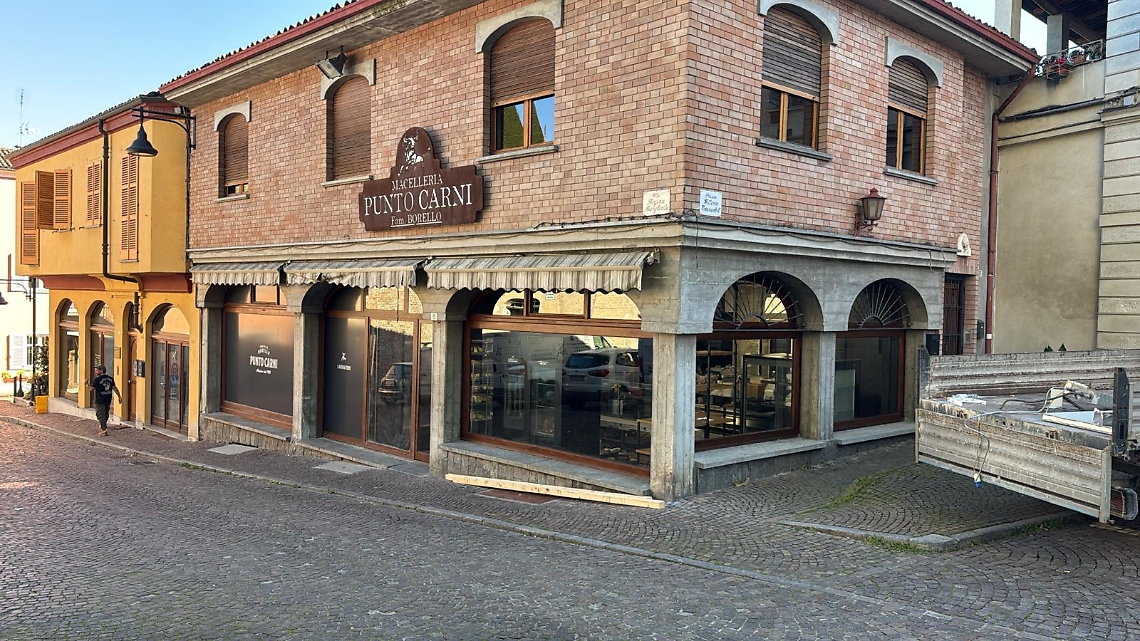 &ldquo;Punto carni&rdquo; inaugura il nuovo negozio ai piedi del castello di Costigliole