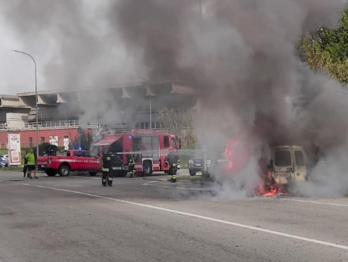Avvertono un automobilista che escono fiamme dalla sua vettura mentre viaggia e lo salvano