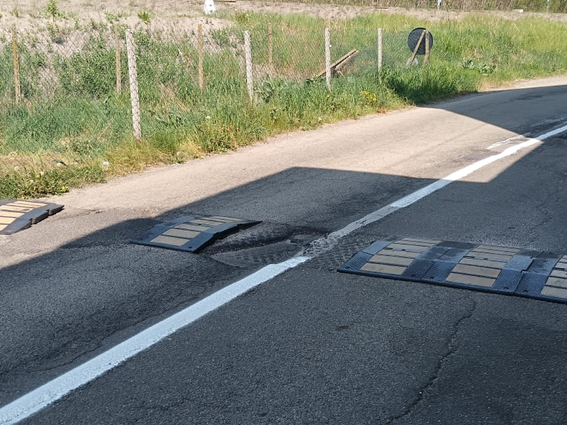 Linea bianca su asfalto da rally, la segnaletica che fa discutere in via Ticino