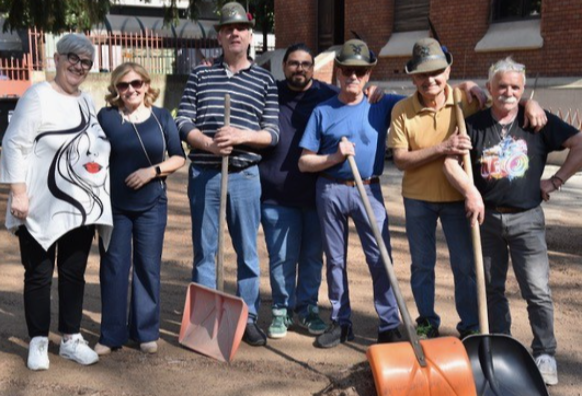 Ripulito da foglie e ramaglie il cortile della scuola primaria Dante grazie al lavoro di squadra