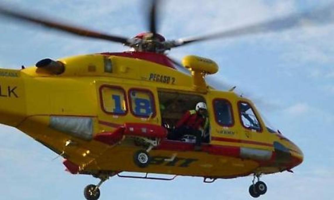 Braccio incastrato in una macchina sfogliatrice: operaio in volo verso il CTO