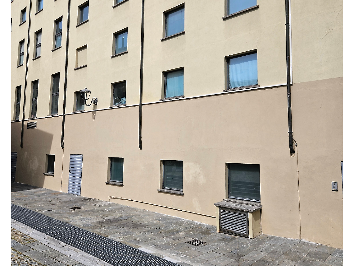 L'amministrazione comunale ha ripulito il muro del Teatro Alfieri