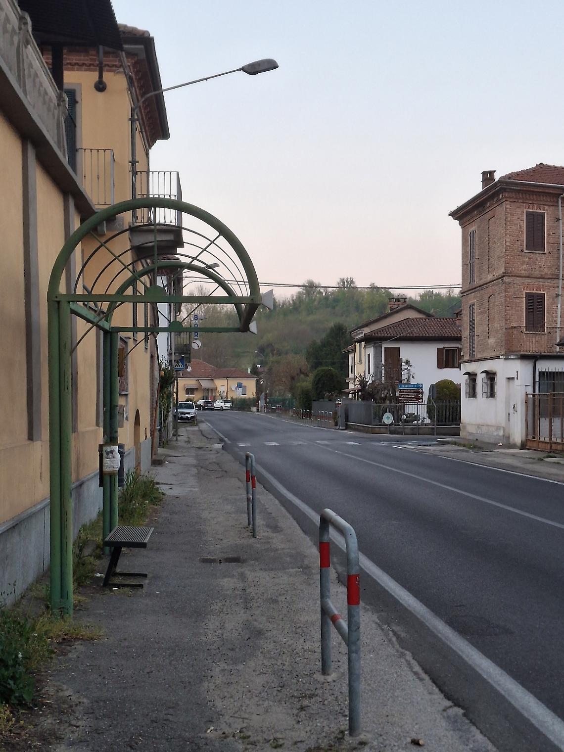 I residenti di Valenzani, nella zona di competenza del Comune di Asti, chiedono all'amministrazione di effettuare alcuni interventi su sicurezza e decoro