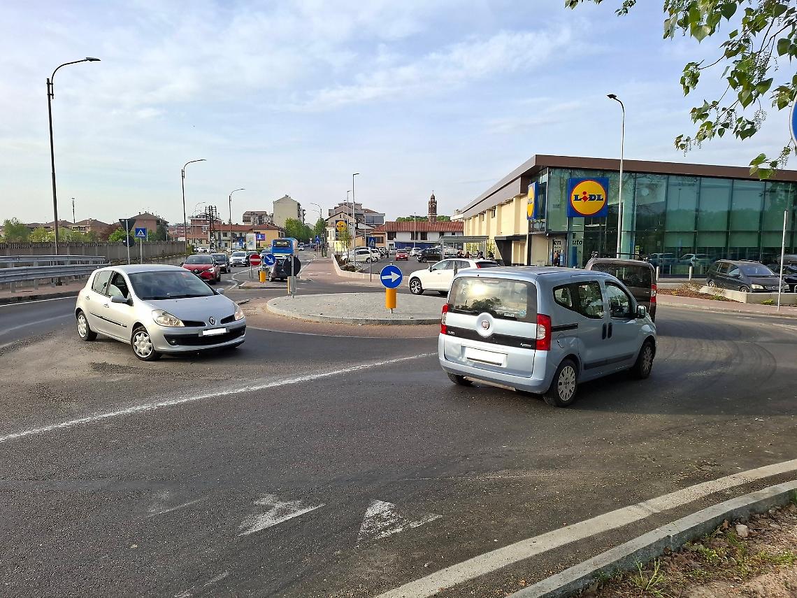 La rotonda di corso Savona alla Lidl