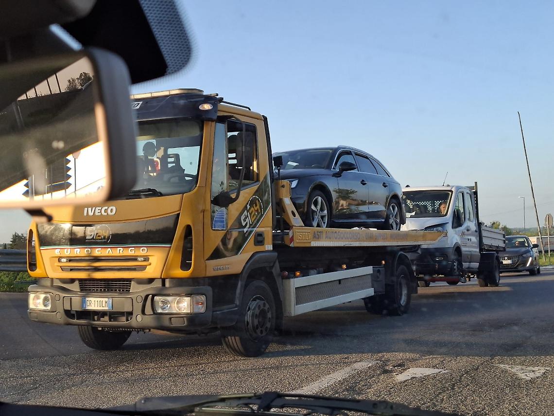 Incidente tra auto e furgone in tangenziale: coda nell'ora di punta