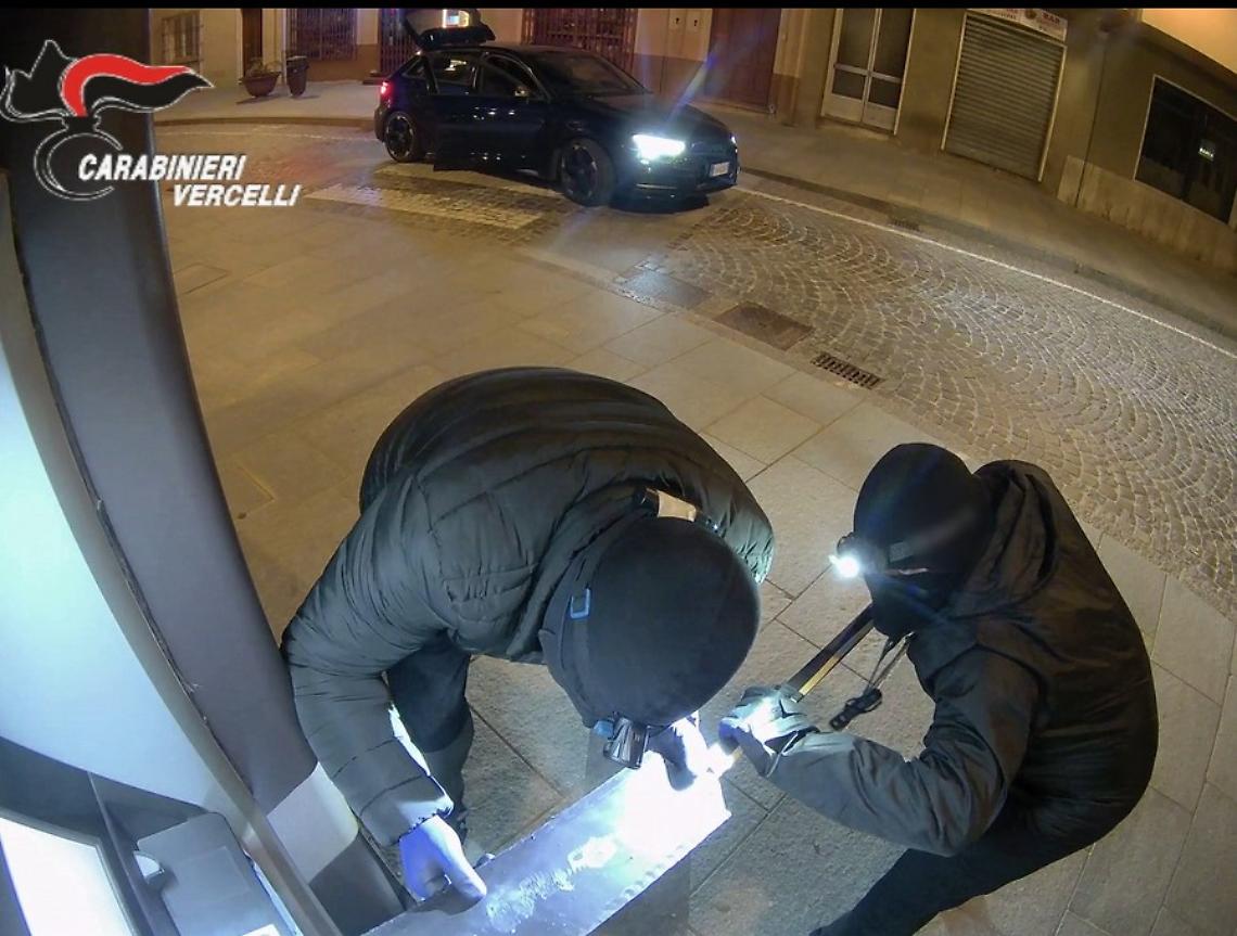 Arresti per gli assalti ai bancomat di Moncalvo e Robella con la tecnica della "marmotta"