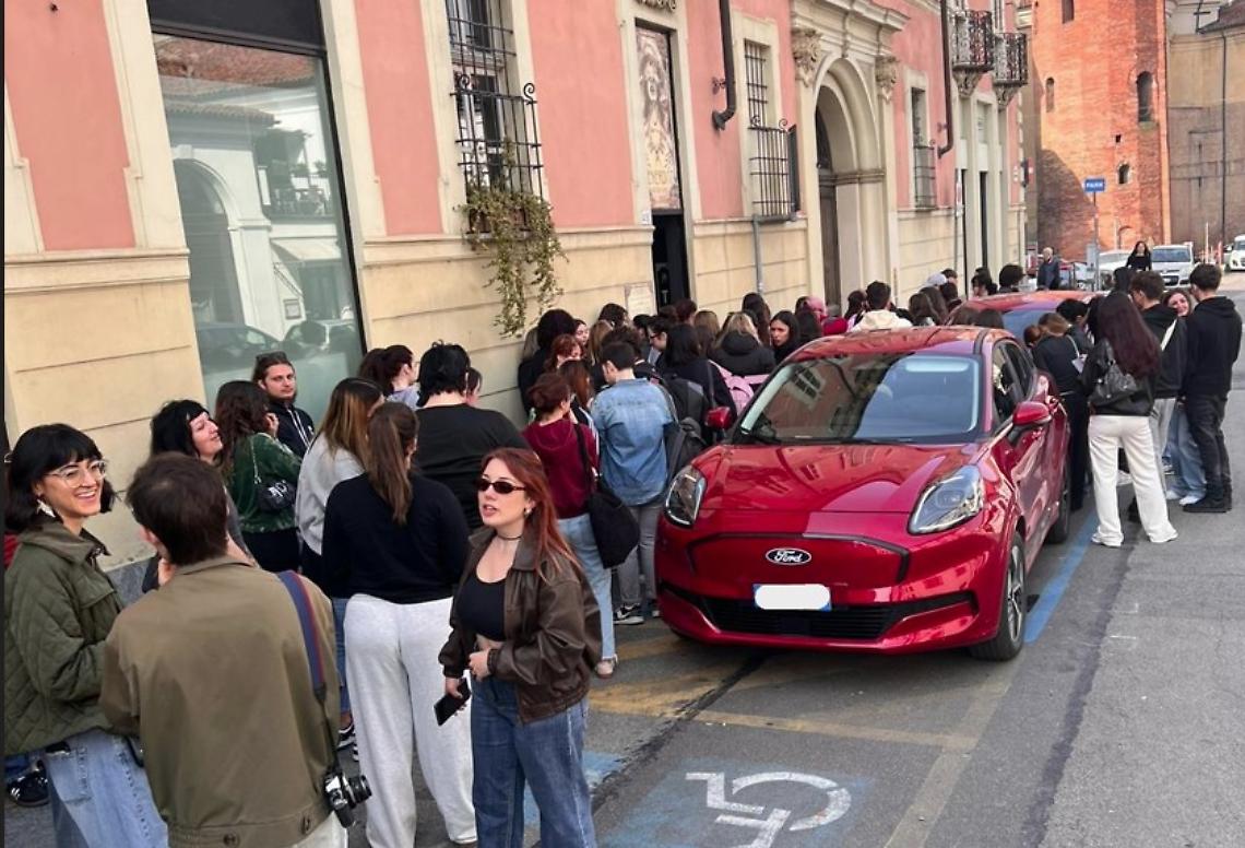 E' venerd&igrave; 17: in coda dalle 6 per il primo tatuaggio a prezzo pop