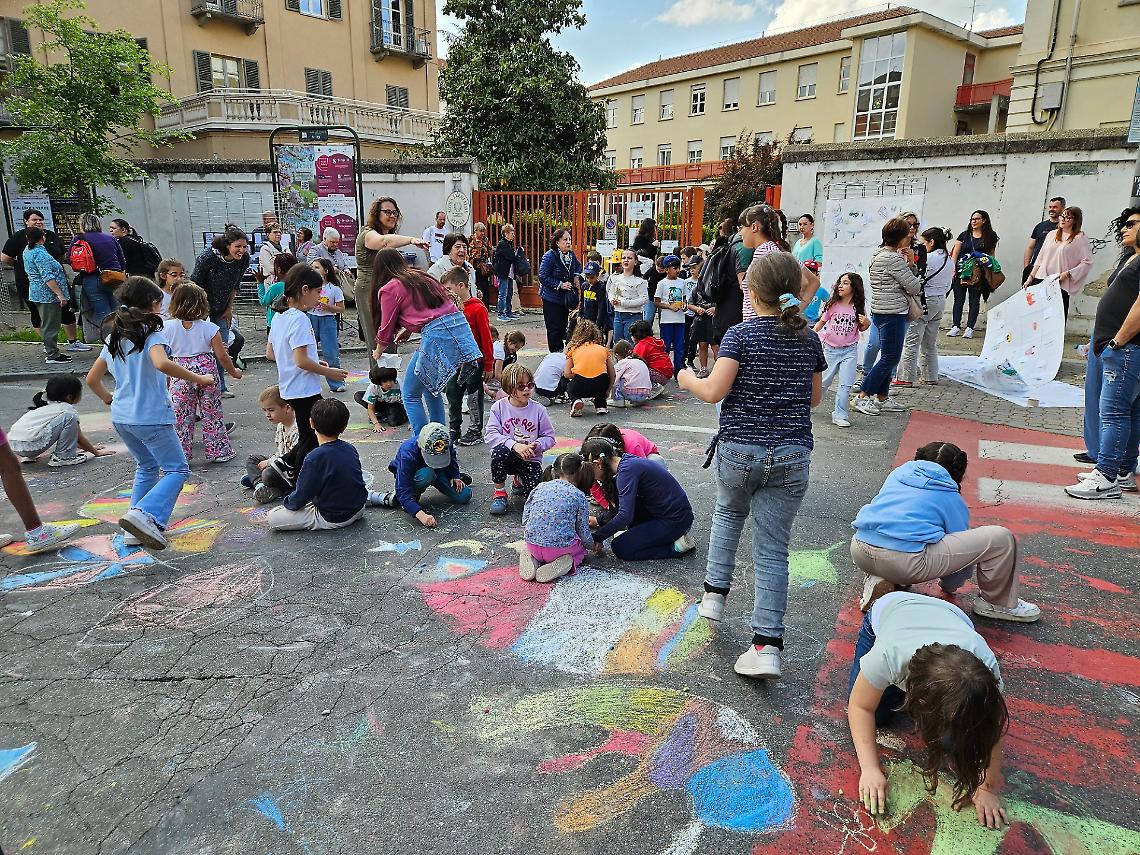 Asti, i bambini si riappropriano del parcheggio di piazzale Vittoria trasformandolo in uno spazio didattico e di gioco [FOTO]