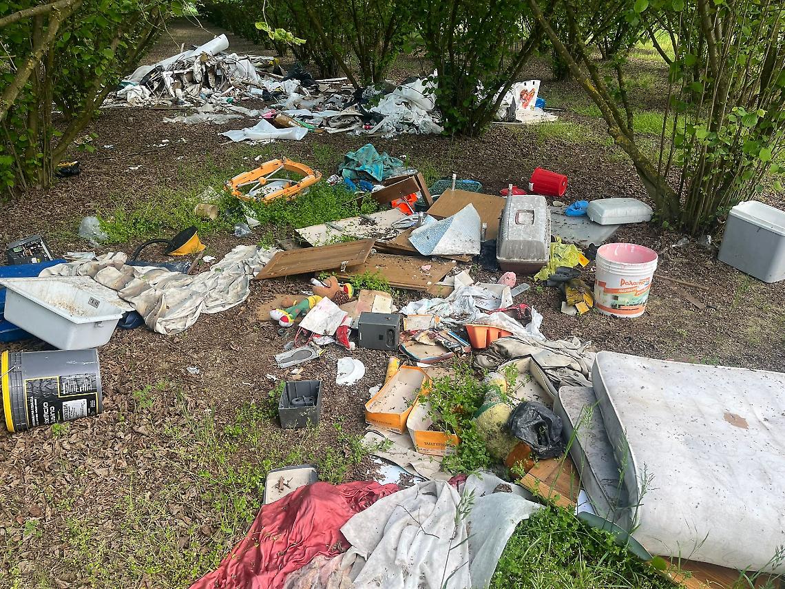 Scempio ambientale tra i noccioleti: scoperta una discarica sulla strada tra Caniglie e Callianetto [FOTO]