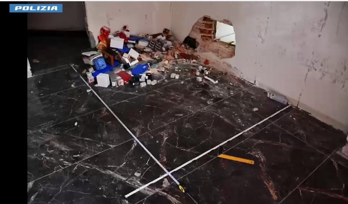 Presi i ladri che hanno fatto un buco nel muro per rubare in gioielleria