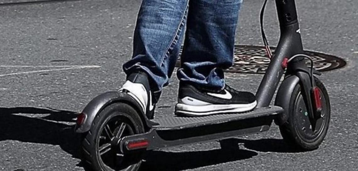 Investito all'alba sul monopattino: non &egrave; grave