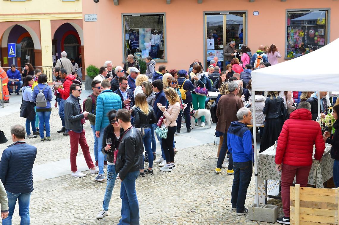  Castagnole delle Lanze brinda in grande: torna la Festa dell&rsquo;Imbottigliamento e celebra 30 anni di gemellaggio
