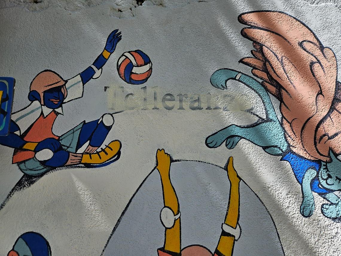 Cancellate le parole "Uguaglianza" e "Tolleranza" dal nuovo murale dei popoli di via del Bosco