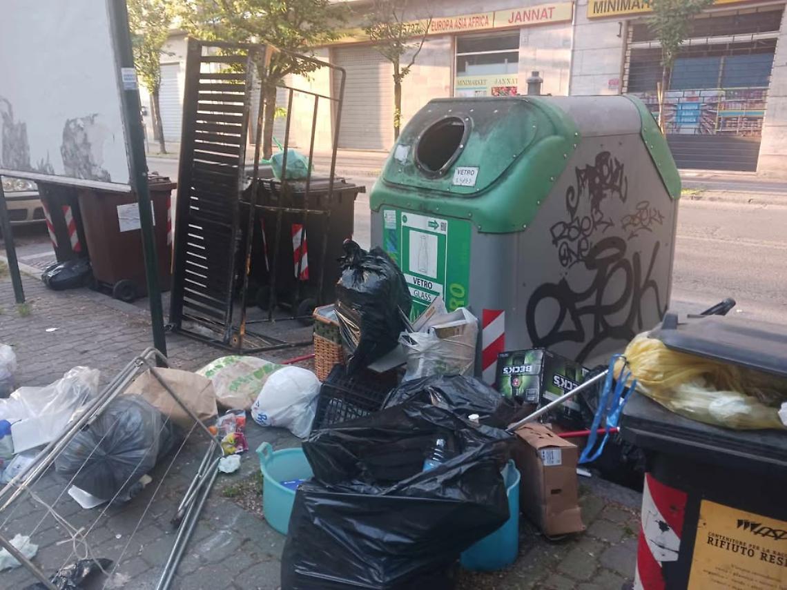 Corso Matteotti come una discarica a cielo aperto