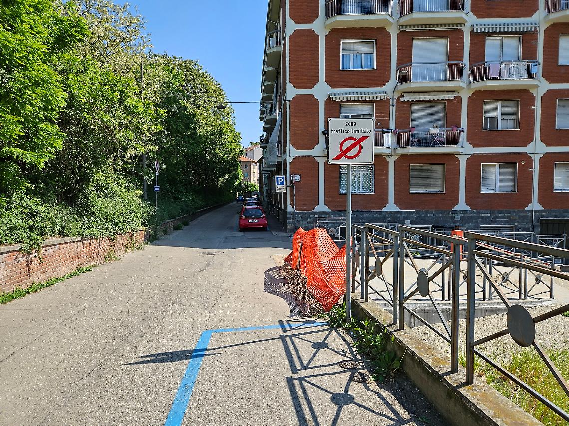 I parcheggi blu a ridosso tra la Ztl Cattedrale e via Milliavacca