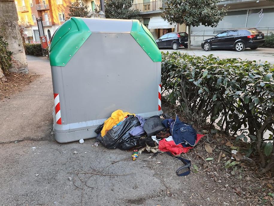 abiti gettati viale partigiani
