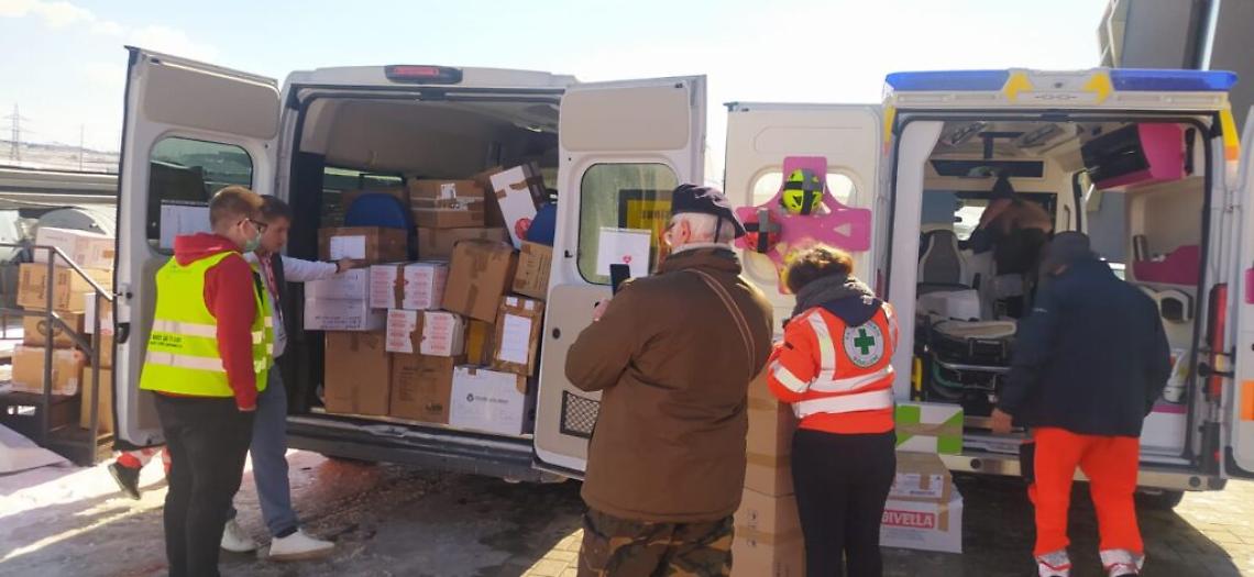 Croce Verde mentre scaricano aiuti in Romania