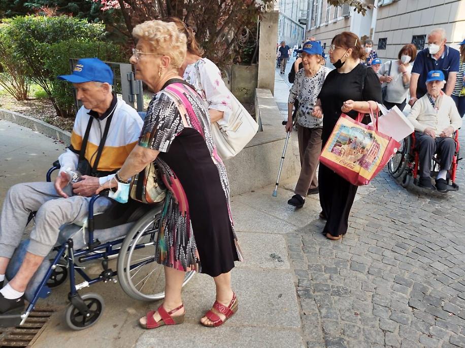 corteo anziani casa di riposo san giuseppe5