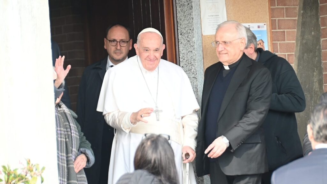 Papa Francesco esce dalla chiesa di Portacomaro stazione11