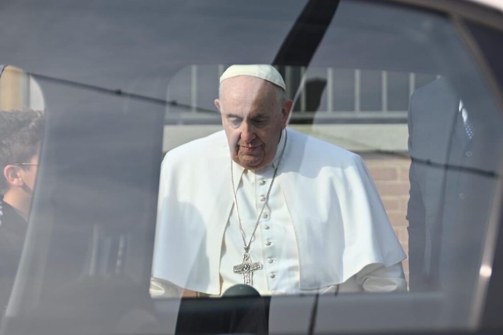 Papa Francesco esce dalla chiesa di Portacomaro stazione12
