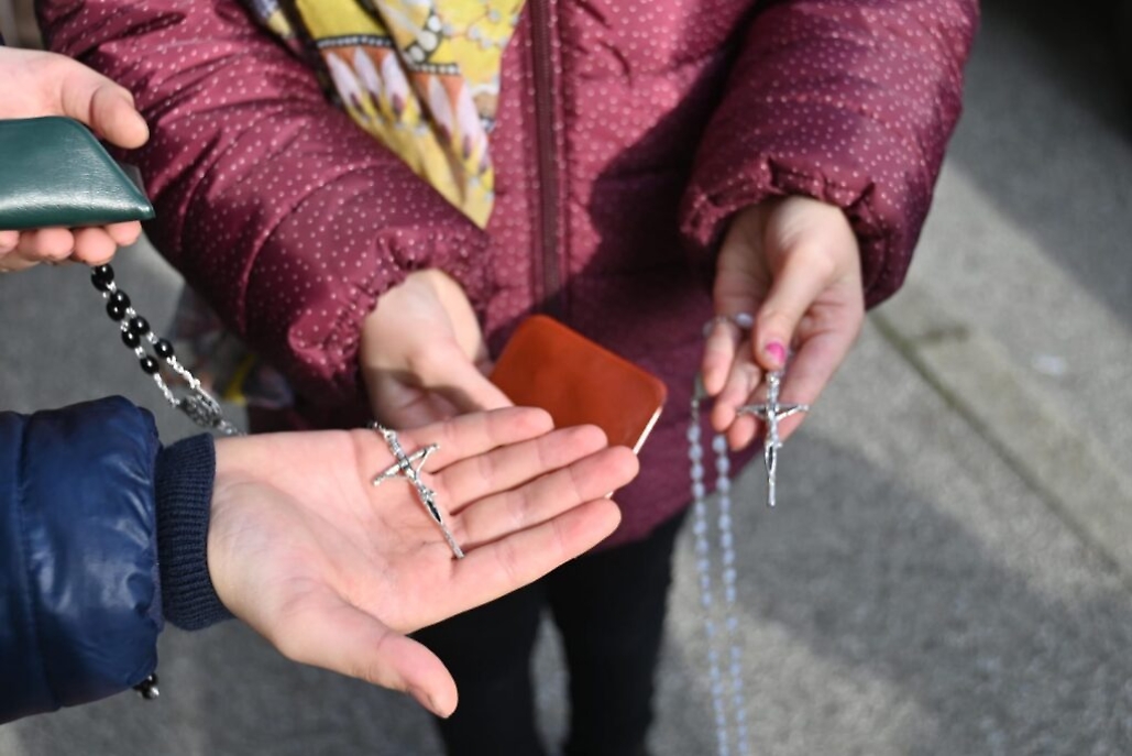 Papa Francesco esce dalla chiesa di Portacomaro stazione4