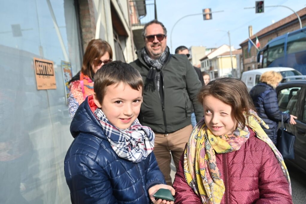 Papa Francesco esce dalla chiesa di Portacomaro stazione5
