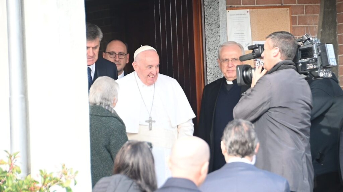 Papa Francesco esce dalla chiesa di Portacomaro stazione8
