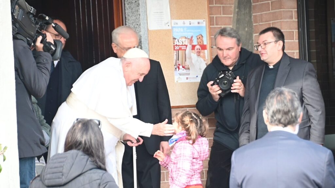 Papa Francesco esce dalla chiesa di Portacomaro stazione9
