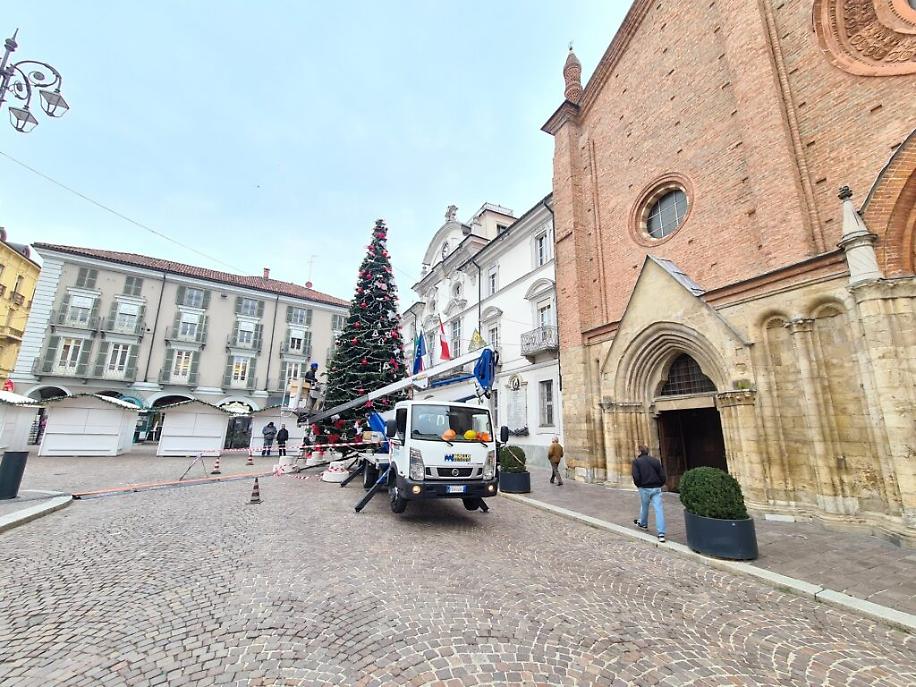 allestimento albero di Natale ad Asti