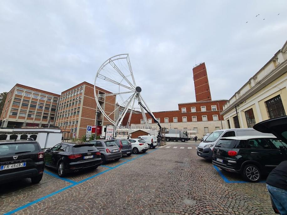 costruzione della ruota panoramica ad Asti