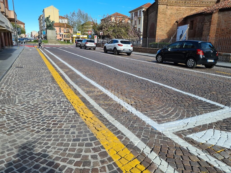 Nuova segnaletica orizzontale corso Alfieri ciclabile1