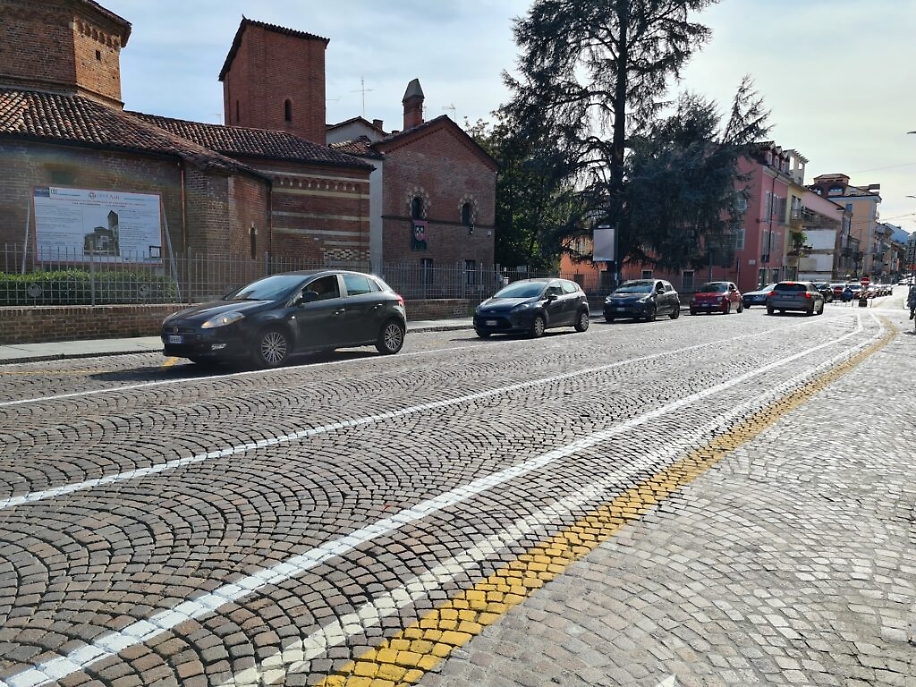 Nuova segnaletica orizzontale corso Alfieri ciclabile2