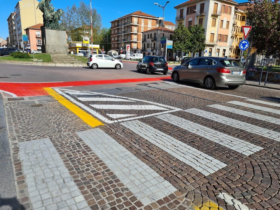 Nuova segnaletica orizzontale corso Alfieri ciclabile3