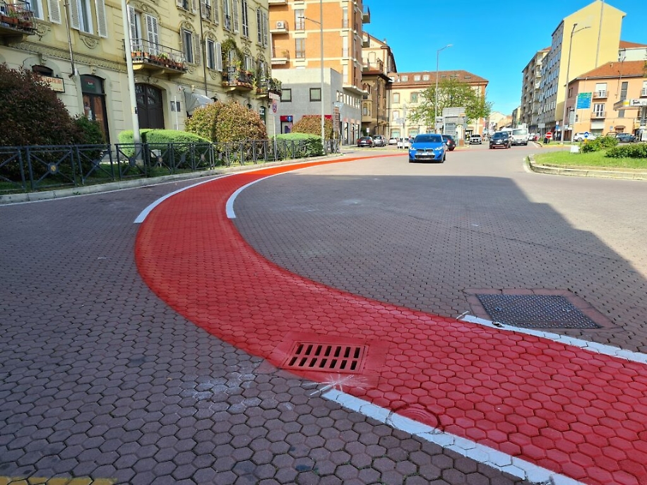 Nuova segnaletica orizzontale corso Alfieri ciclabile4