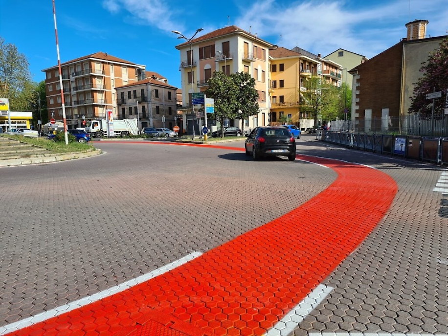 Nuova segnaletica orizzontale corso Alfieri ciclabile5