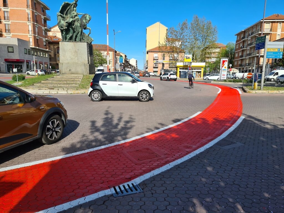 Nuova segnaletica orizzontale corso Alfieri ciclabile6