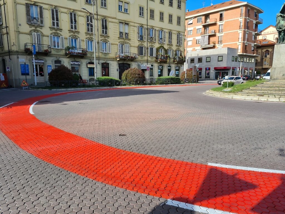 Nuova segnaletica orizzontale corso Alfieri ciclabile7