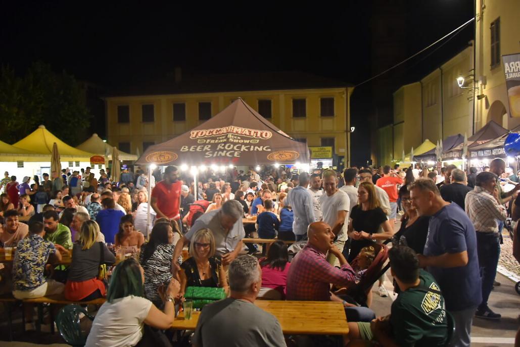 gente ai tavoli del cibo