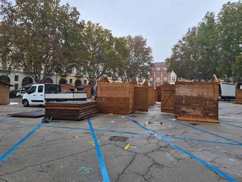 Allestimento Magico Paese di Natale 2023 piazza Alfieri10_risultato