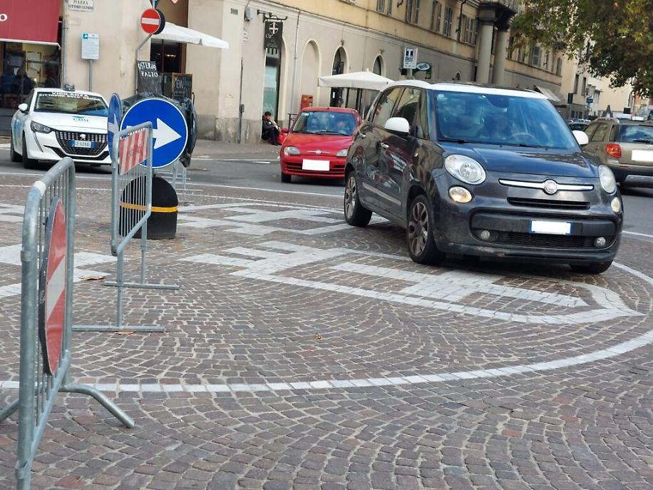 Primo mercato in piazza Alfieri con Magico Paese di Natale1