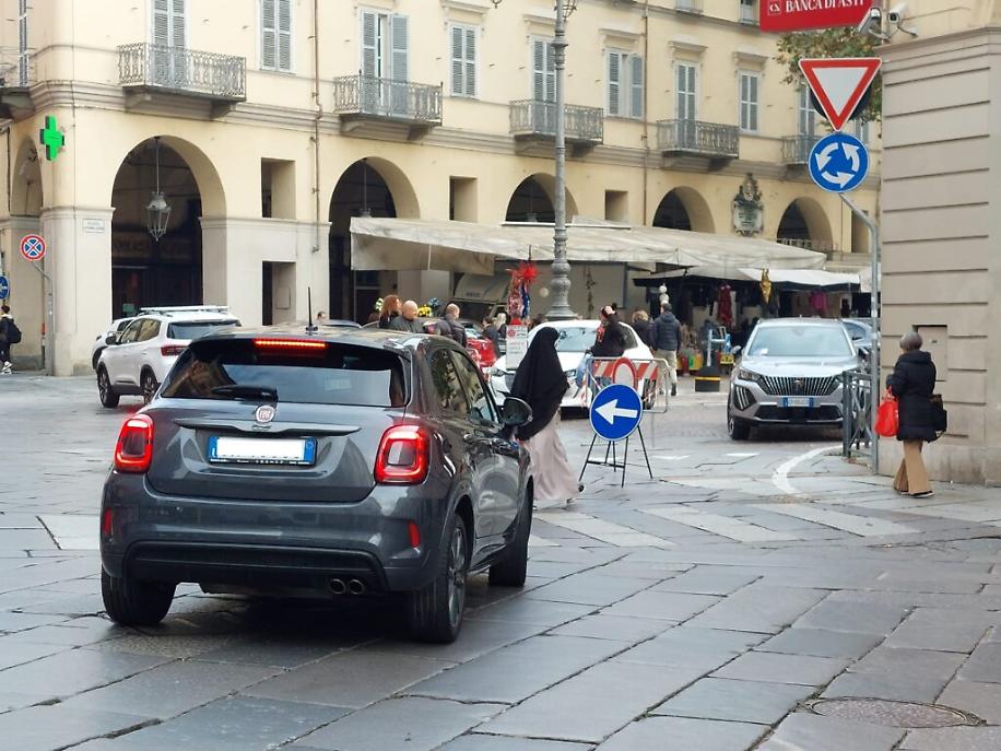 Primo mercato in piazza Alfieri con Magico Paese di Natale10