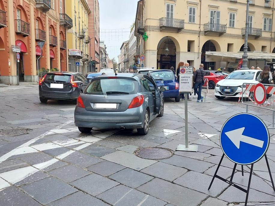 Primo mercato in piazza Alfieri con Magico Paese di Natale11